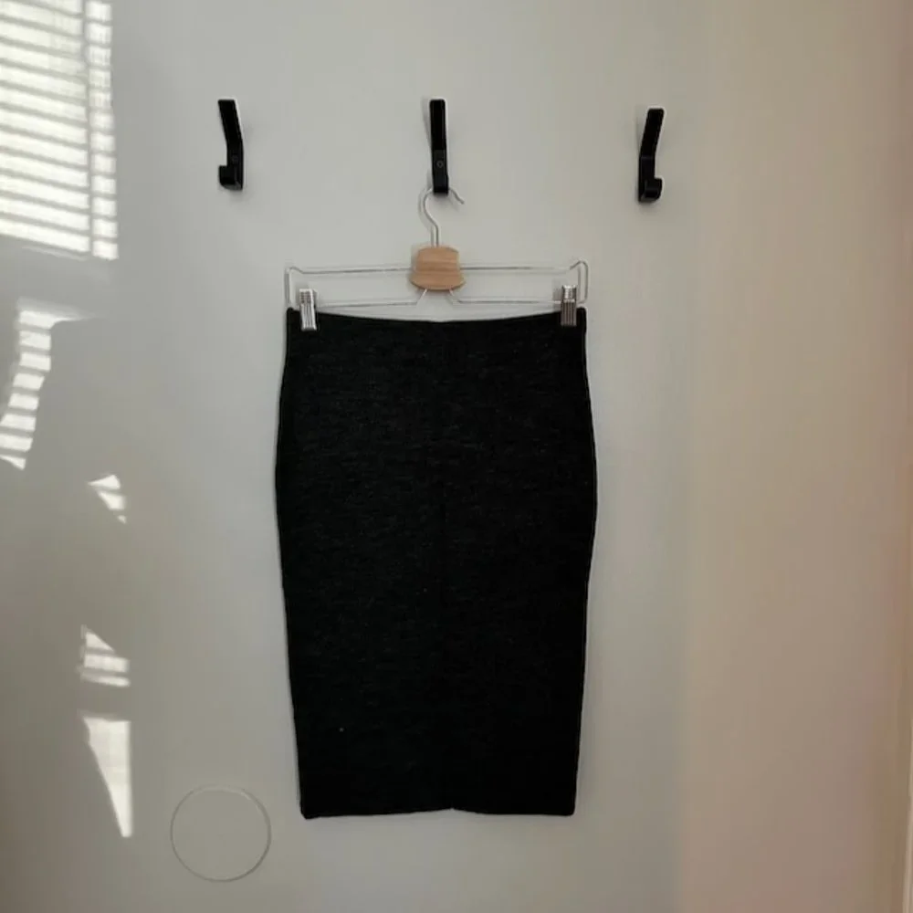 H&M Basic Stretch Skirt - Picture 2 of 4